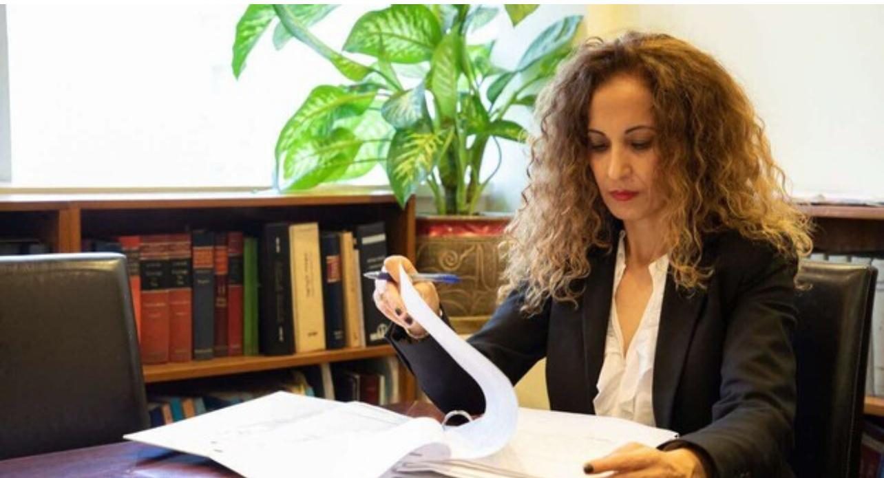 עו״ד ויוי חביבה ארגמן עובדת על תיק במשרדה